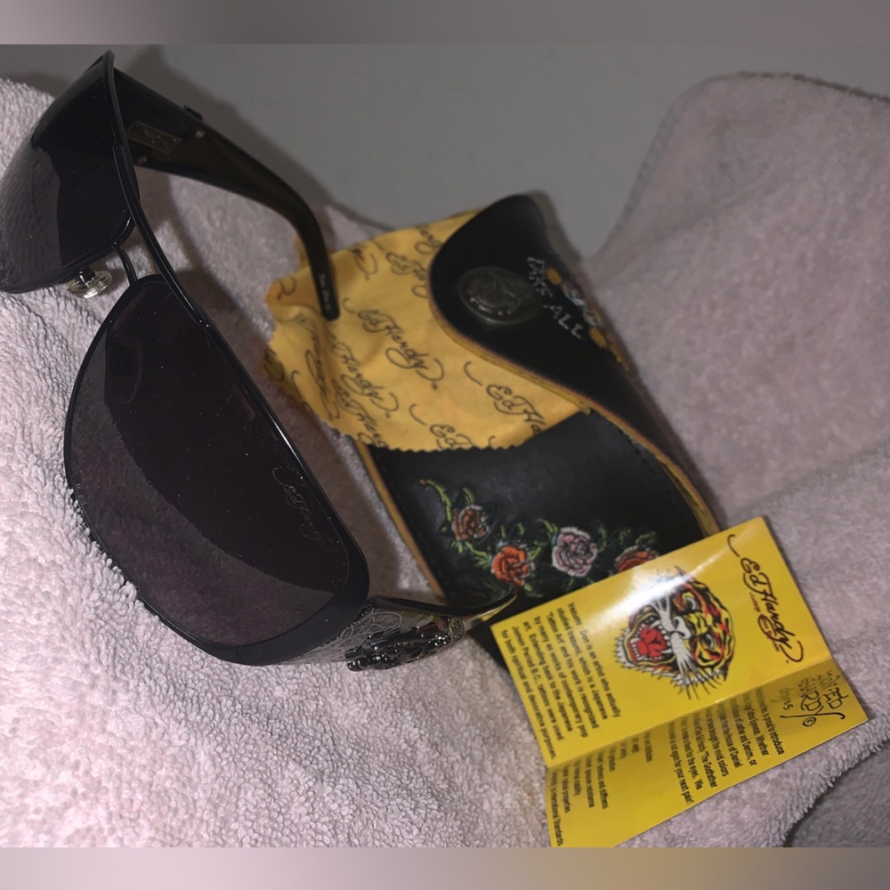 Vintage Ed Hardy Catcher Sunglasses with leather Case, wipe and booklet